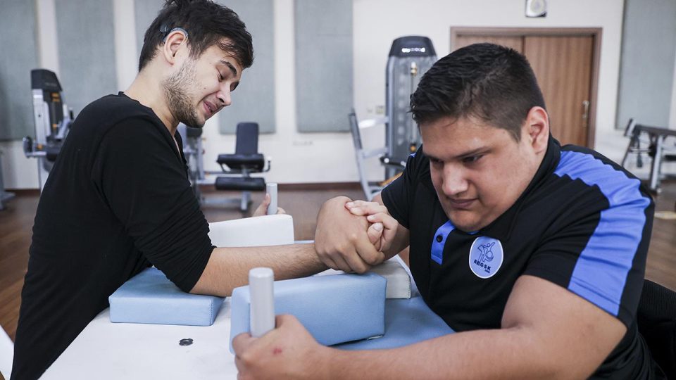 “Ayrık omurga” hastası engelli genç canla başla şampiyonalara hazırlanıyor