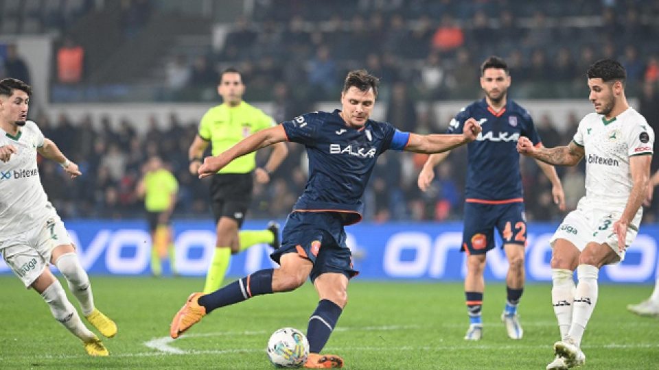 Başakşehir zirve takibini sürdürdü