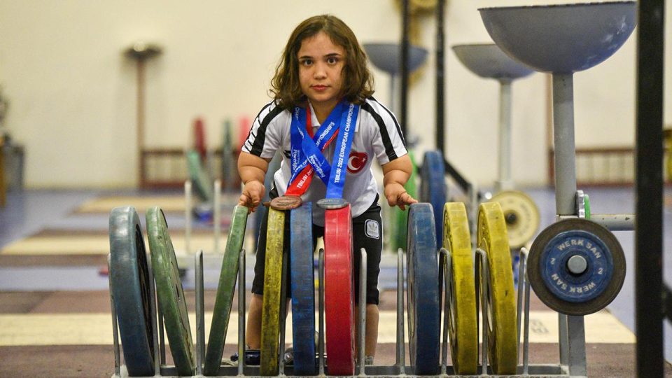 ‘Kolları güçsüz yapamaz’ dediler halterde Avrupa ikincisi oldu