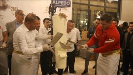 Şampiyonlar satır ve baltayla “maraş dondurması” kesti