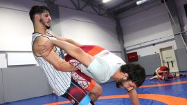 Ailesinden habersiz başladığı güreşte Balkan ve Türkiye şampiyonu oldu