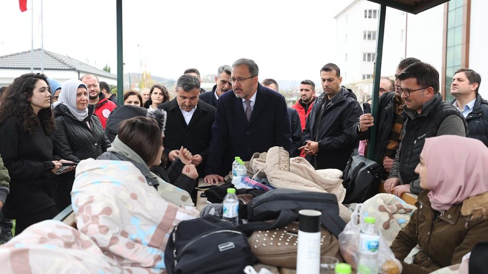 Bakan Kasapoğlu depremin yaşandığı Düzce’de incelemede bulundu