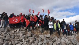 Dağcı gençler ecdadı şehit düştükleri zirvelerde anıyor