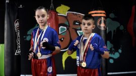 İkizler Türk bayrağını göndere çektirmek için ter döküyor