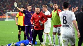 İzmir derbisi olaylar nedeniyle tatil edildi