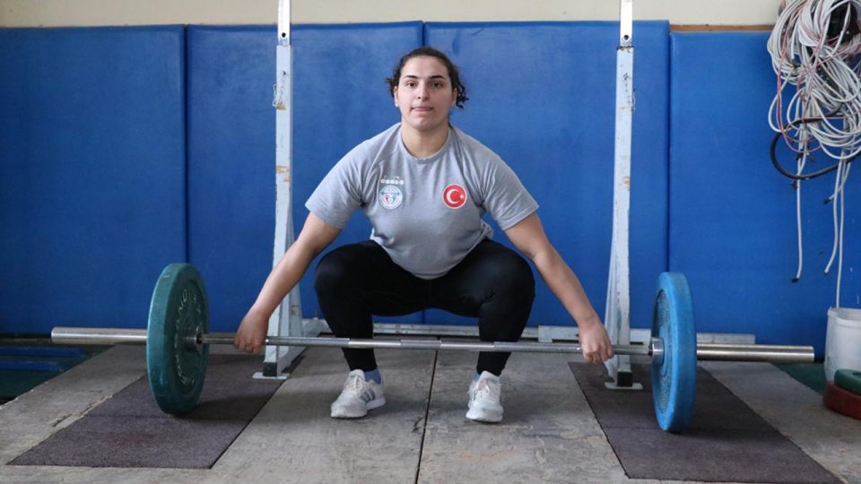 Milli halterci Sara Yenigün sakatlık sonra 3 altın madalya kazandı