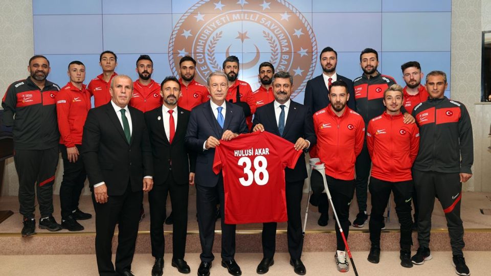 Milli Savunma Bakanı Akar Ampute Futbol Milli Takımı’nı kabul etti