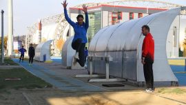 Öğretmen Cemal Koşmaz öğrencilerini şampiyonluklara koşturuyor