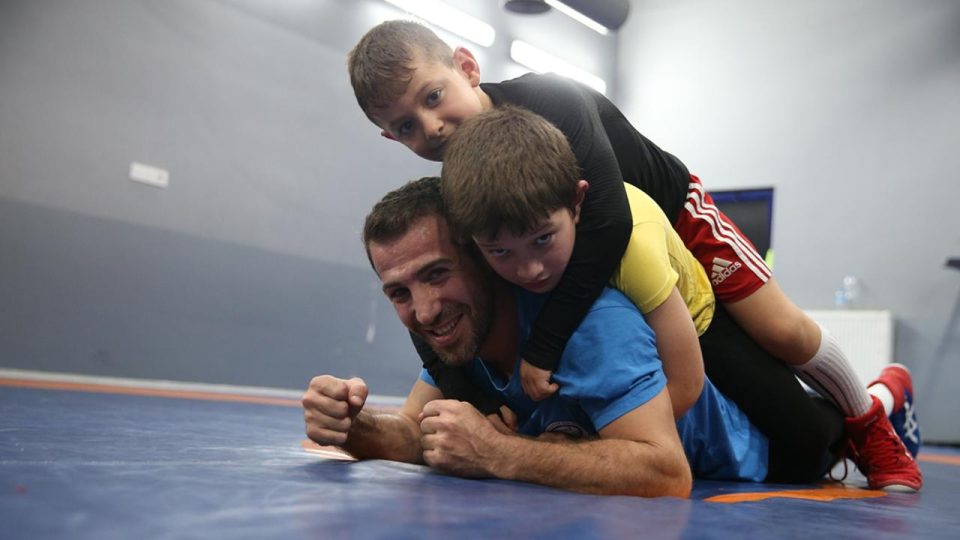 Şampiyon öğretmen öğrencilerini spora kazandırıyor