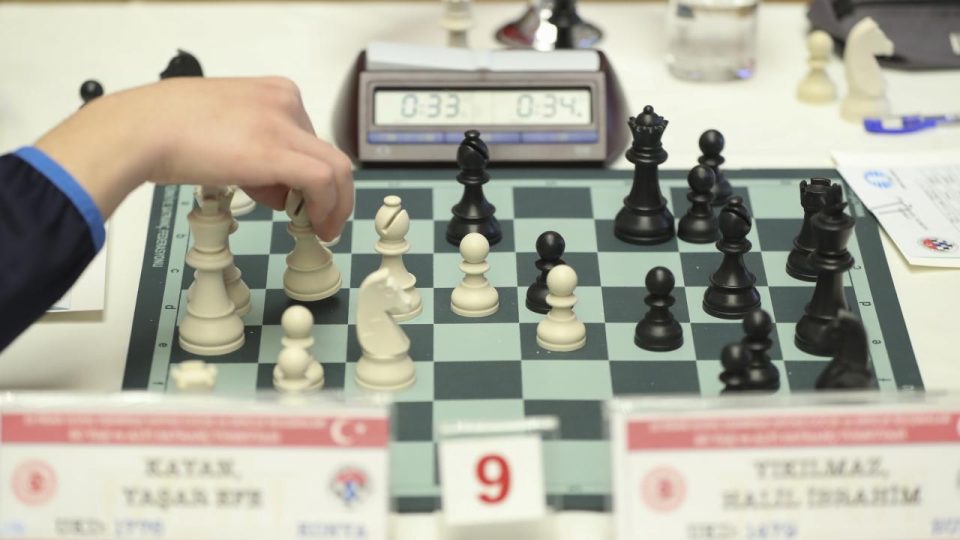 Suça sürüklenen çocuklar ve kadın yükümlüler satranç öğreniyor